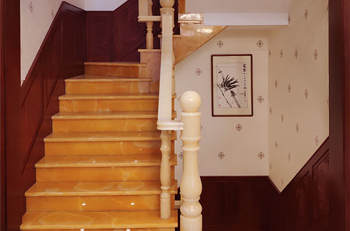 黄潭镇中式别墅室内汉白玉石楼梯的定制安装装饰效果